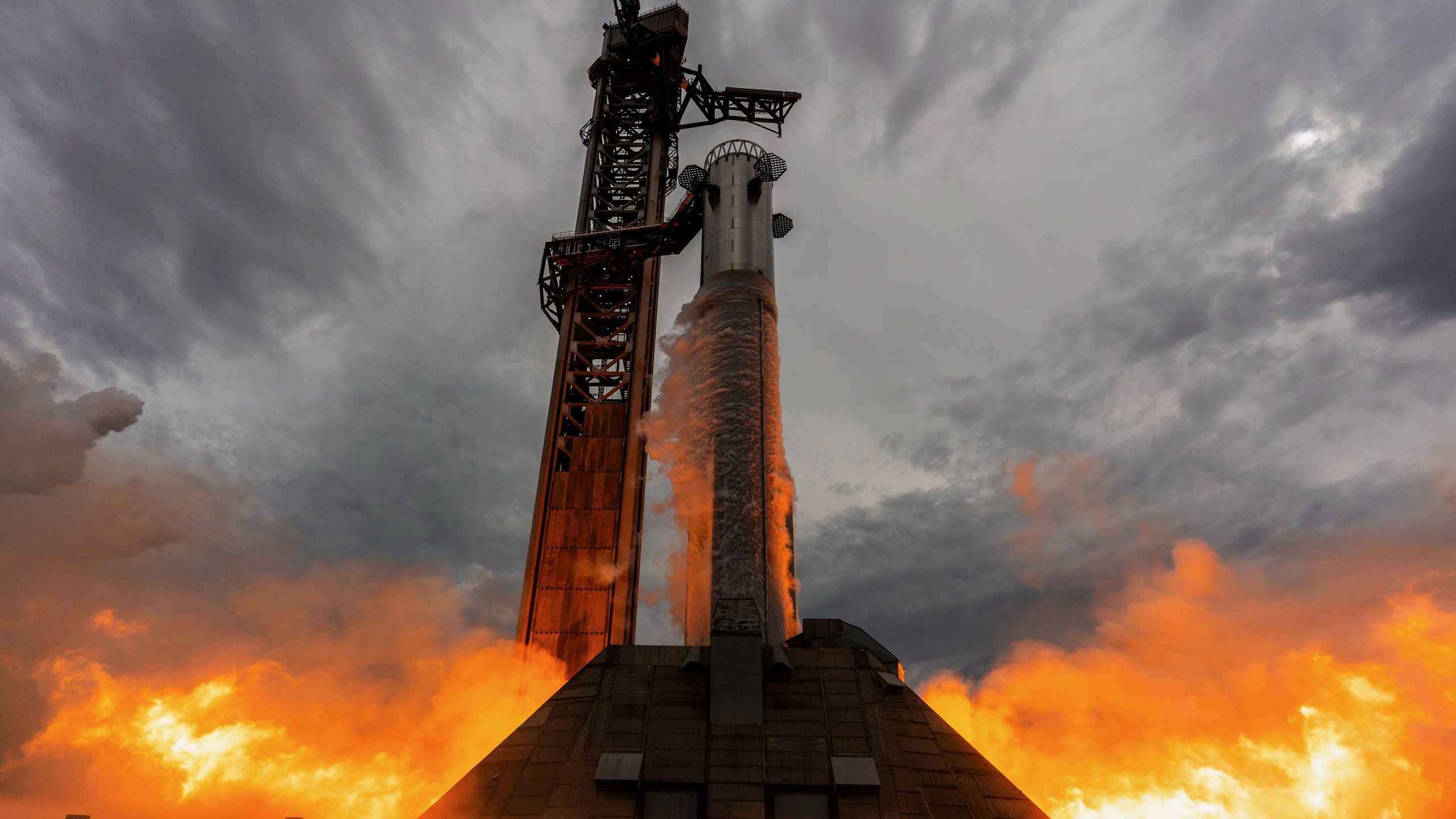 [EN]  SpaceX ignites all 33 powerful engines on Starship booster ahead of Flight 13 launch (video) 