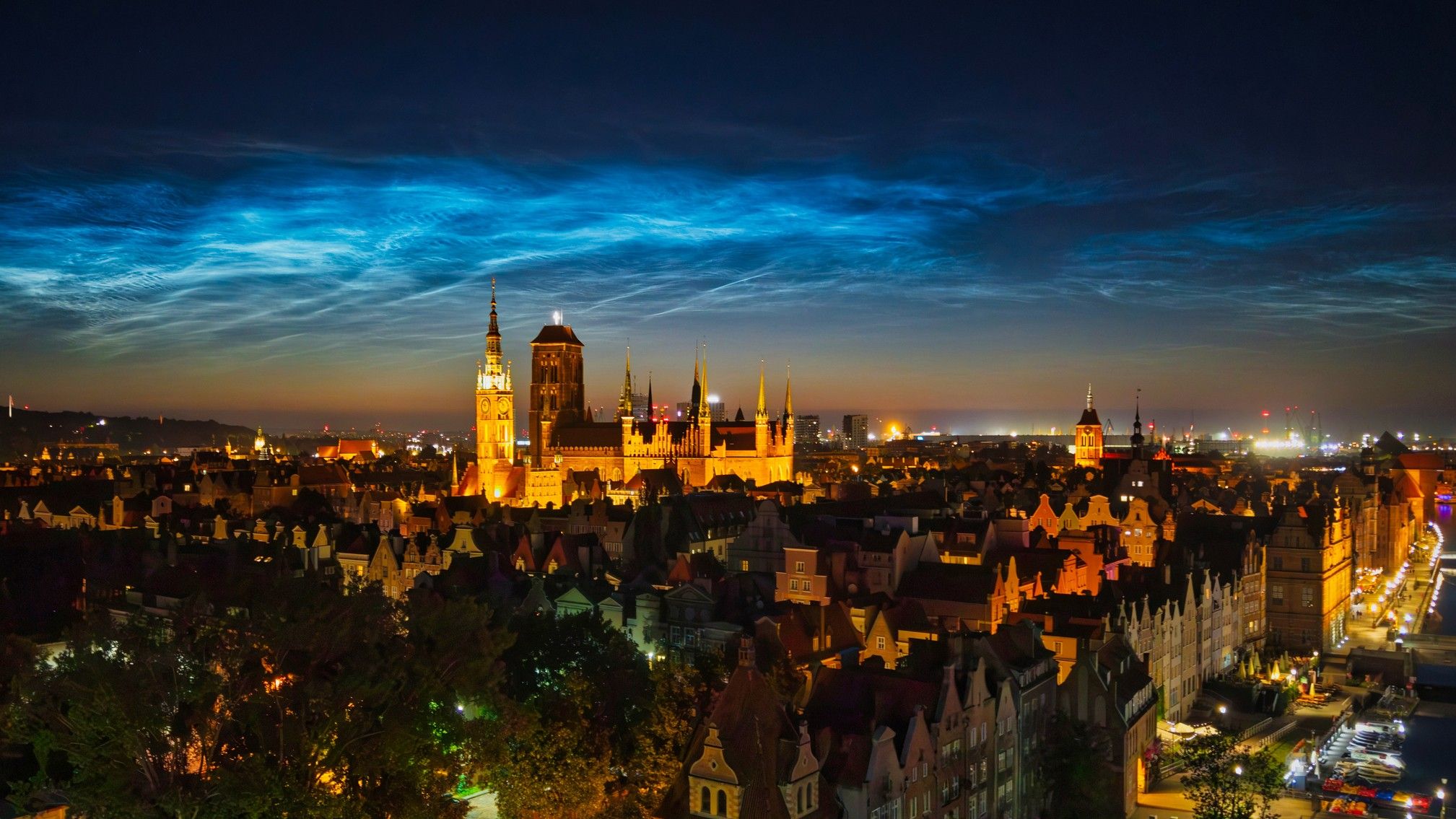 [EN]  These rare glowing 'space clouds' are summer's best-kept skywatching secret 