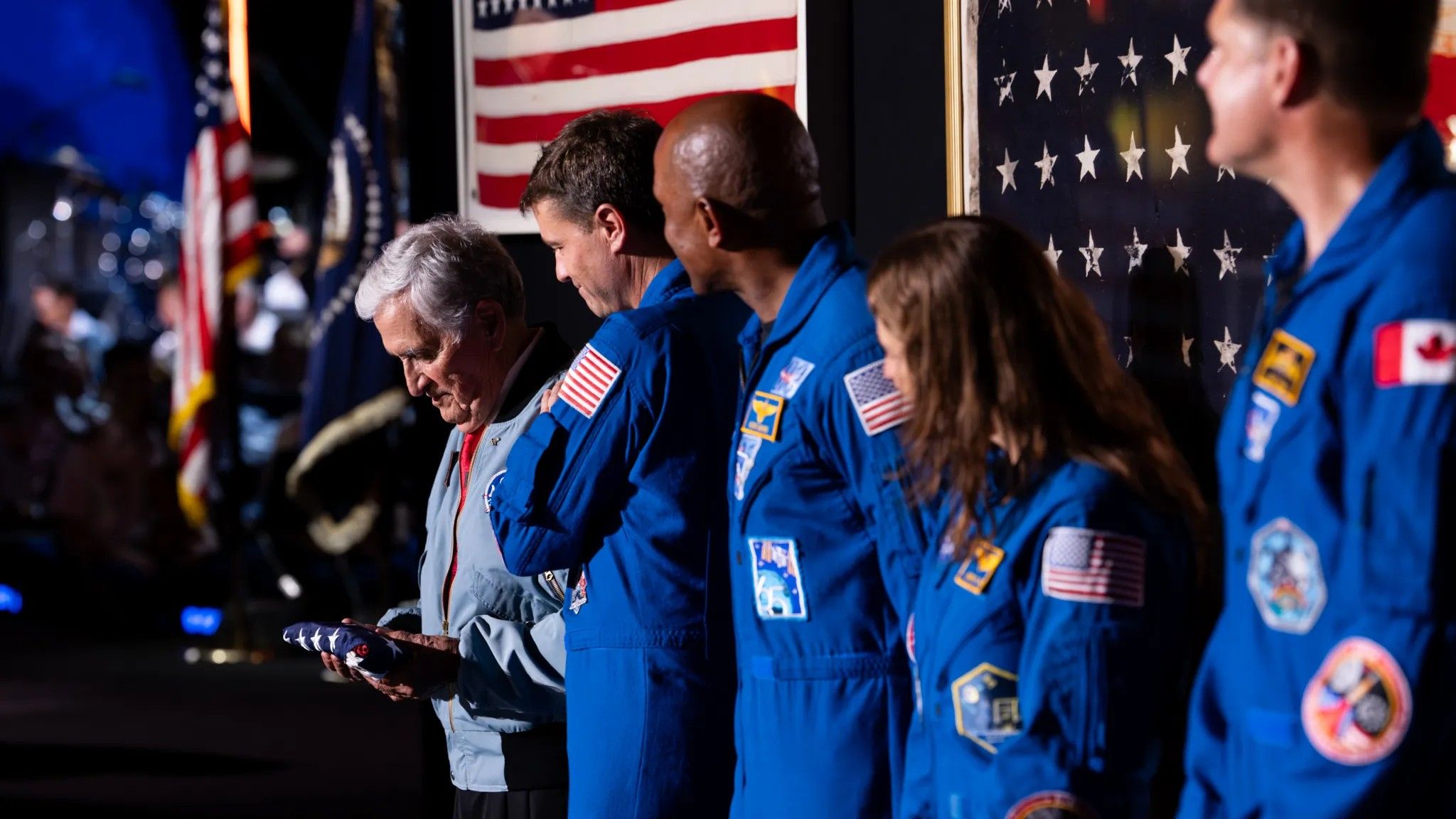 [EN]  Trump gifts Artemis astronauts an American flag from the US Capitol to plant on the moon 