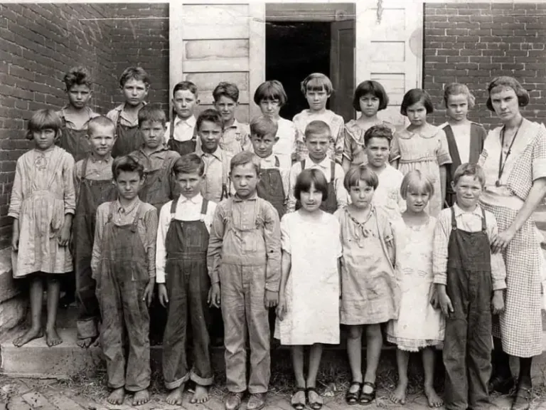 Journey to the Past: A Glimpse into a 1920s Farm School in Missouri